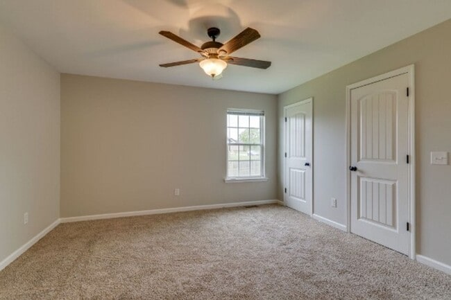 Building Photo - Beautiful 3bd 2 ba home with a large lot a...