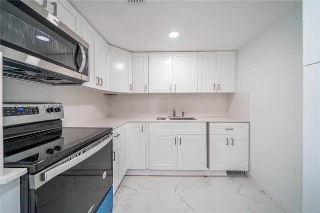 Building Photo - 2500 NE 135th St