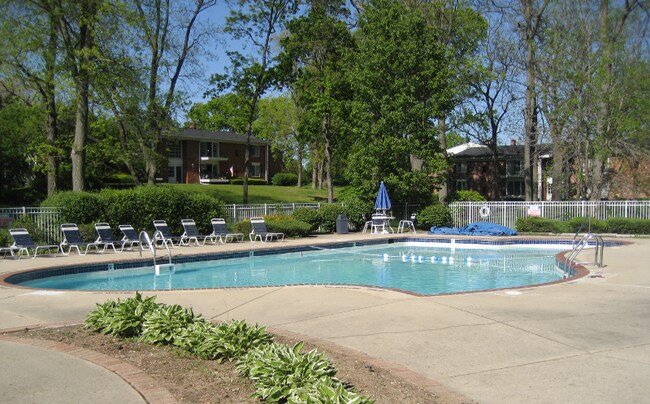 Building Photo - 426 N Fox Hills Dr