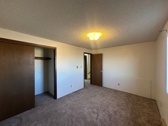 Building Photo - Two Bedroom, One and Half Bathroom Townhom...