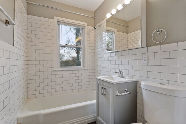 Building Photo - Large Remodeled 2 Bedroom