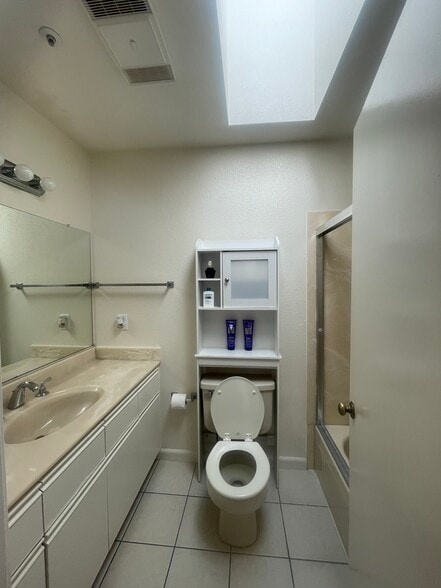 Main bathroom - 1026 San Luis Cir