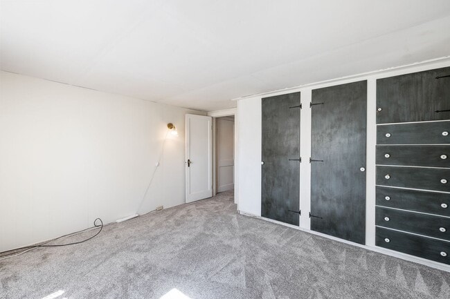 Building Photo - Charming 3 Bedroom, 2 Bath Home with Abundant Space & Natural Light