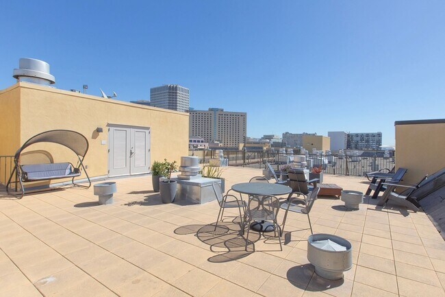 Building Photo - Great natural light in a large condo near ...