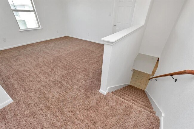 Building Photo - 19003 Barnesdale Ct