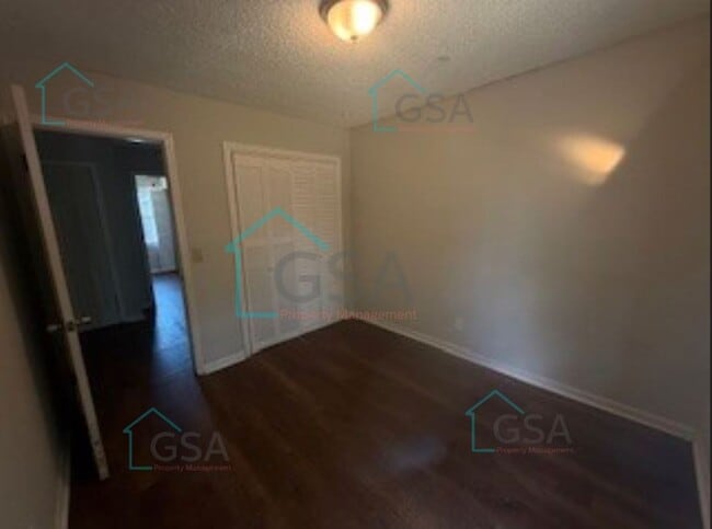 Building Photo - 3 Bedroom 1.5 Bath!