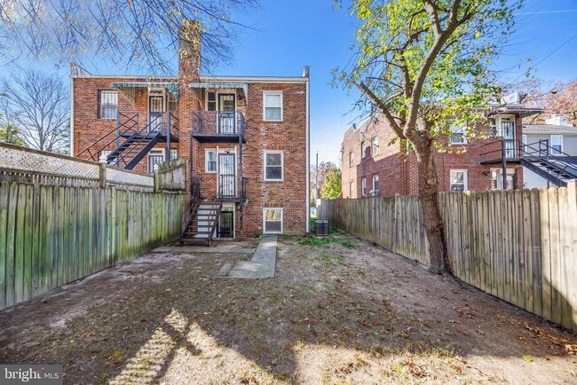 Building Photo - 458 Oakwood St SE