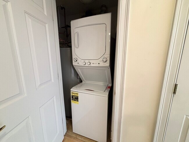 Building Photo - 121 Centre St