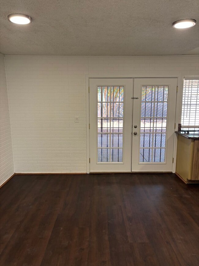 Building Photo - Charming Single-Story 4 Bed 2 Bath