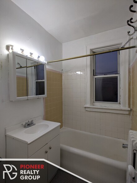 Building Photo - 705 W Belmont Ave