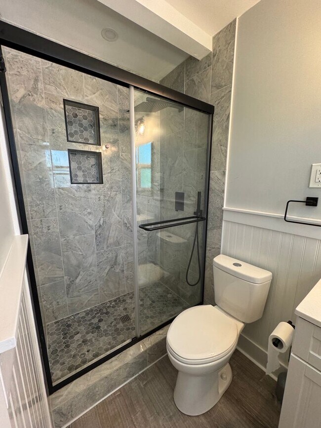 Building Photo - Beautifully Renovated 3 Bedrom