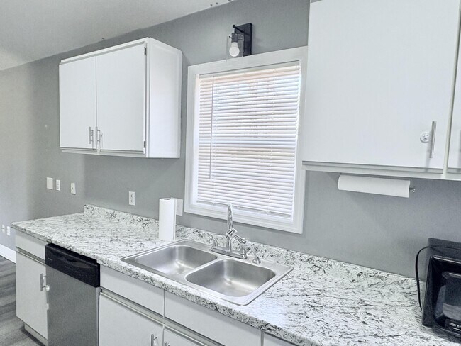Building Photo - 418 Eucalyptus Ln