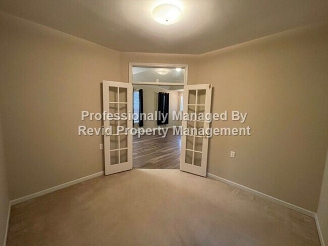 Building Photo - 2 bedroom Home in Harbor Town!!