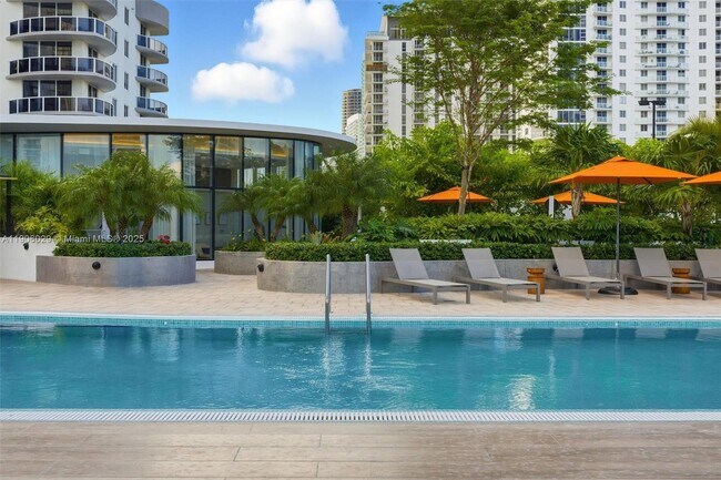 Building Photo - 700 NE 24th St