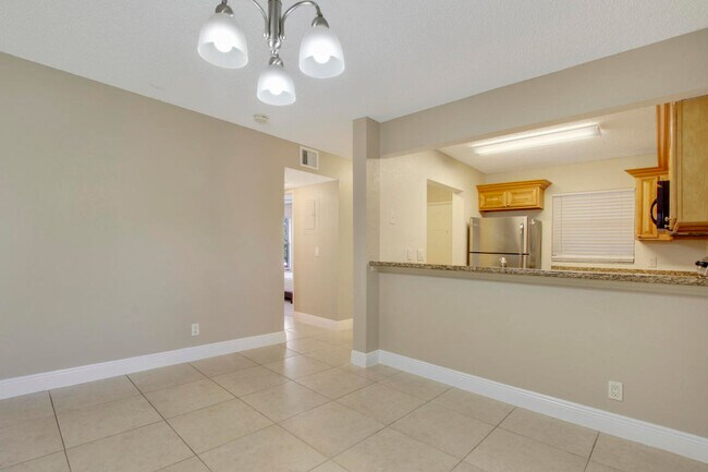 Building Photo - 1524 Lake Crystal Dr