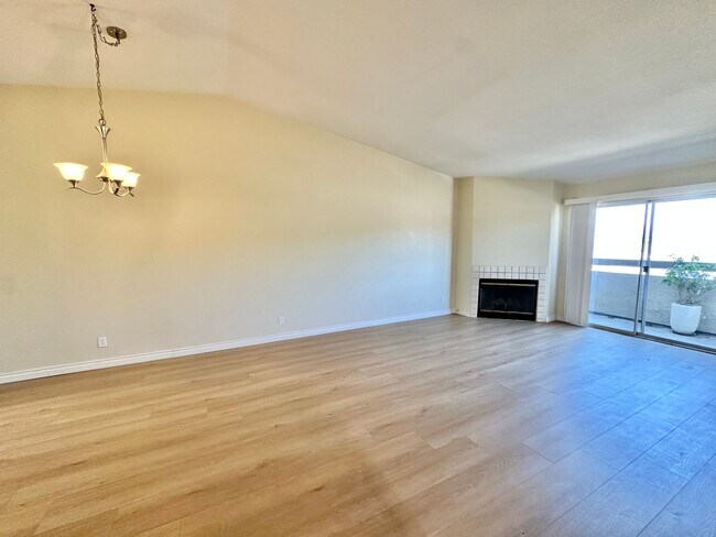 Building Photo - Stylish 2 Bedroom Condo in the Located in ...