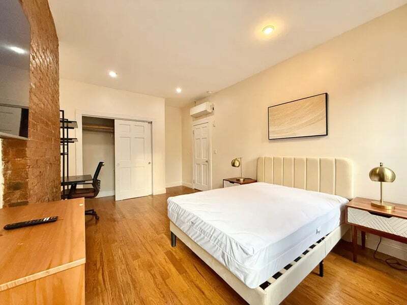 Building Photo - Nice room in a good neighborhood