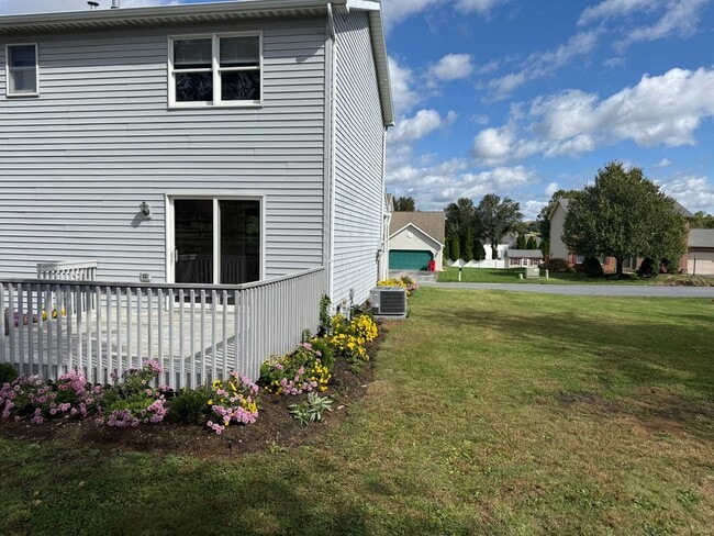 Building Photo - 1560 Buttercup Dr