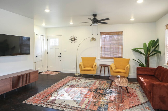 Building Photo - 1104 Matthews Pl