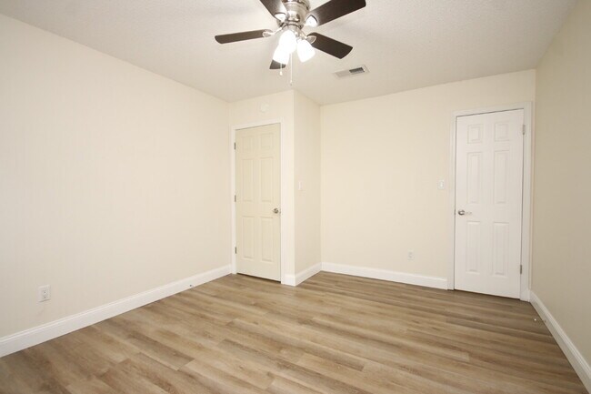 Building Photo - Charming Renovated 3/2 Cottage with Granit...