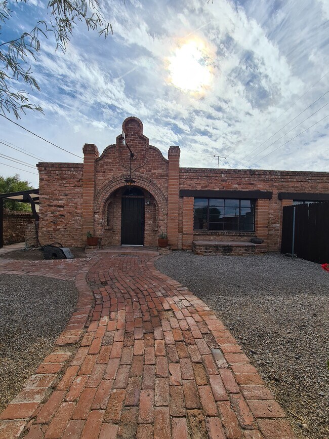 Building Photo - 1302 E Roger Rd
