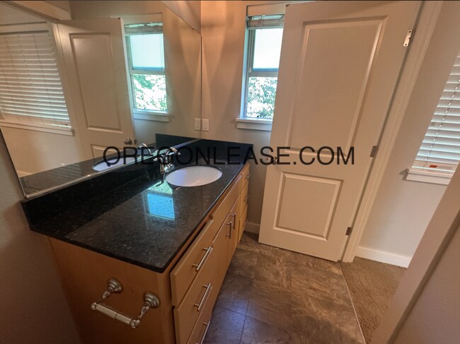 Building Photo - 2 bedroom 2.5 bath townhouse in Cal Young Area
