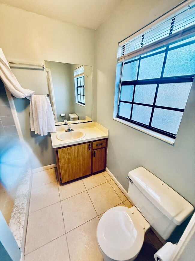 Building Photo - 2 Bed, 2.5 Bath Townhome