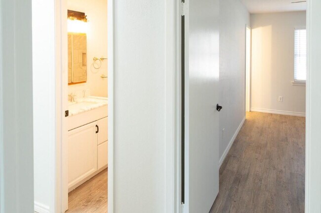 Building Photo - 2333 Seabreeze Dr