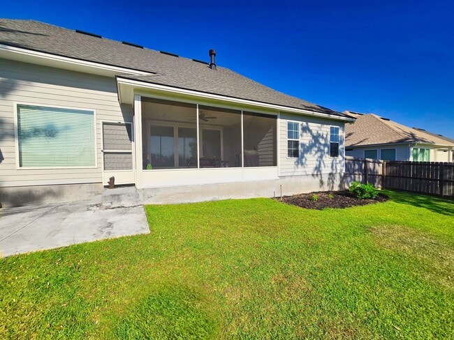 Building Photo - Spacious 4BR/3BA Home with Open Floor Plan, Screened Porch & Fenced Backyard