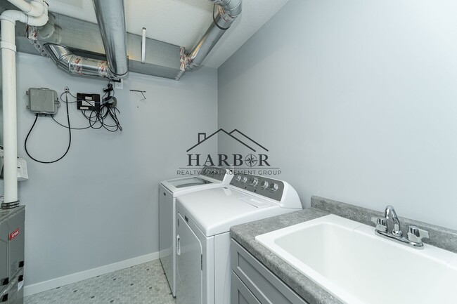 Building Photo - Contemporary 2 Bedroom Townhome - Kasson MN