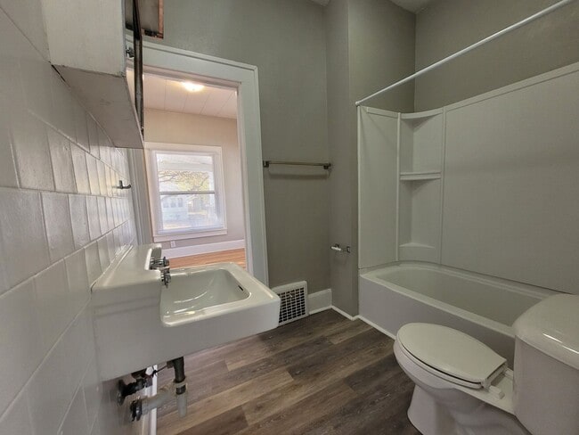 Building Photo - 2 Bedroom, 1 Bathroom home with hardwood!