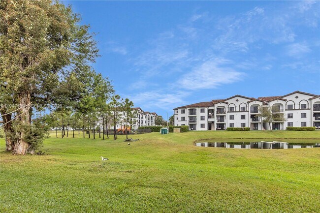 Building Photo - 9193 Fontainebleau Blvd