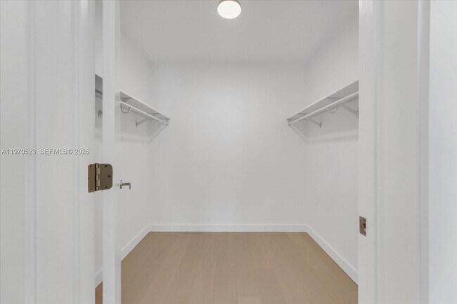 Building Photo - 9201 E Bay Harbor Dr