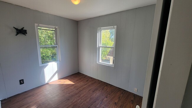 Building Photo - 421 E Thornton St