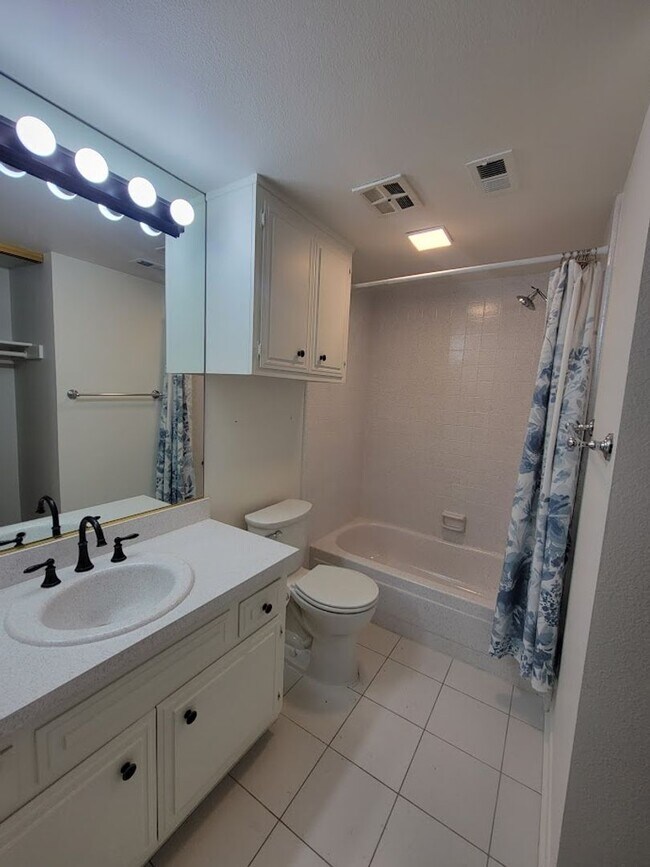 Building Photo - HUGE UPPER 1BD/1.5BA CONDO WITH LOFT, PARKING LAUNDRY AND 2 PRIVATE BALCONIES!!