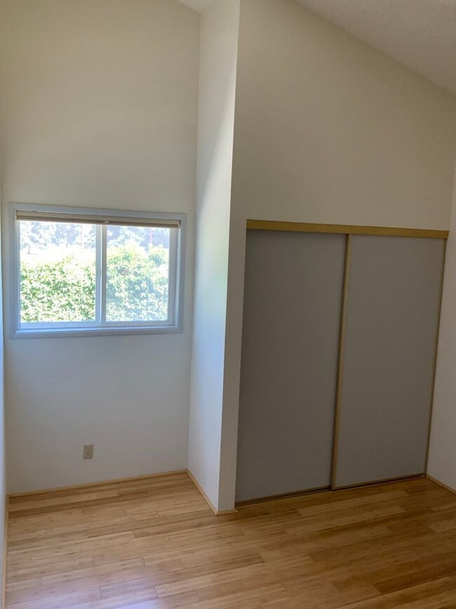 Building Photo - 2 Bedroom Condo on Country Club Road