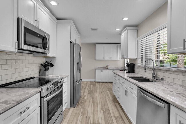 Building Photo - 60 Pelican Pointe Dr