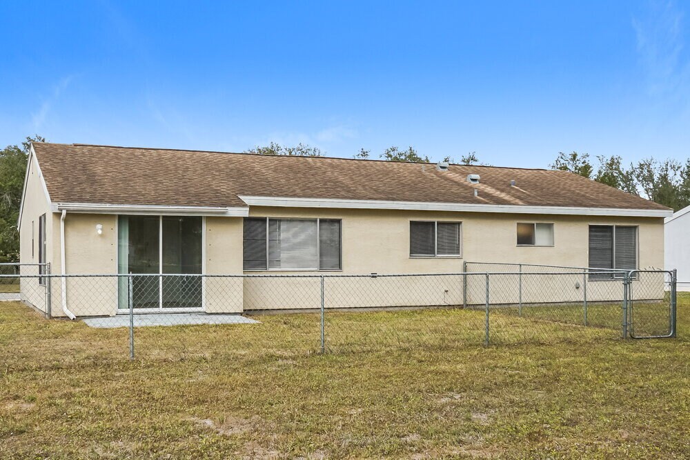 Building Photo - 2396 Roxbury Cir