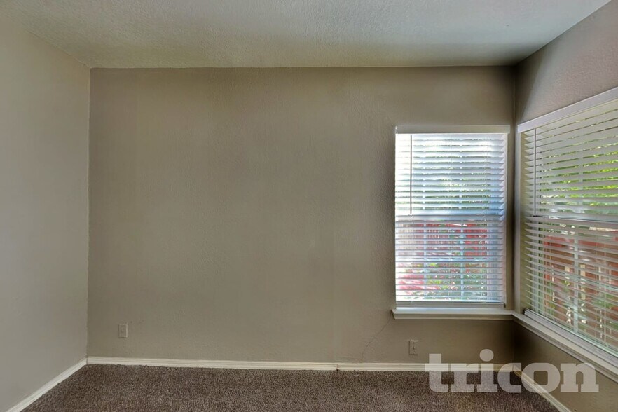 Building Photo - 706 Olney Dr