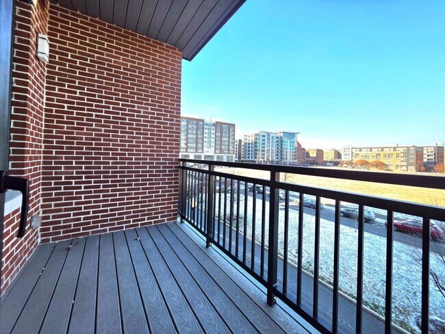 Building Photo - 737 Swann Ave