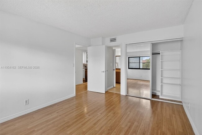 Building Photo - 200 Lakeview Dr