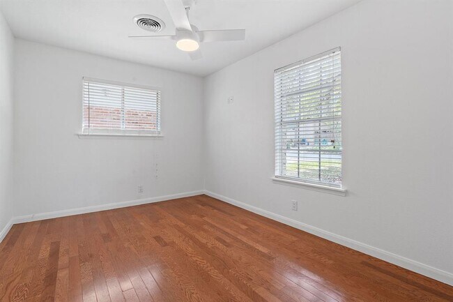 Building Photo - 2407 Southland Dr