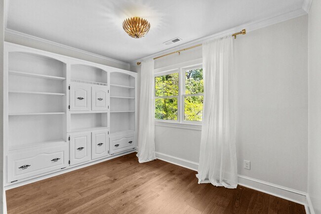 Building Photo - 5704 Woodside Ave