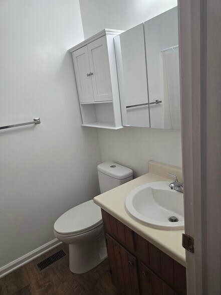Building Photo - 2024 Elmhurst Ln