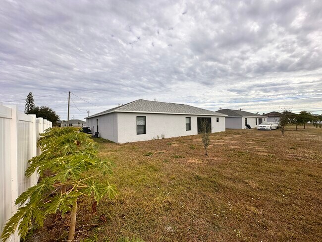 Building Photo - 318 NW 7th Pl