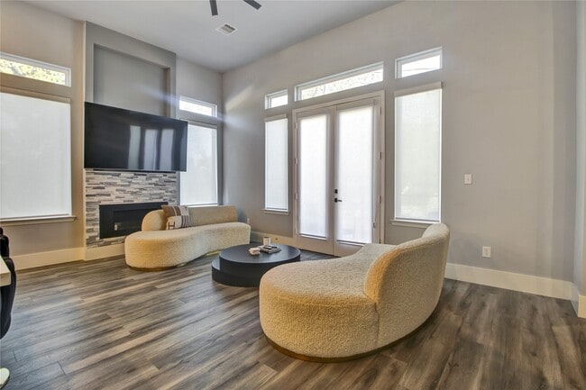 Building Photo - 811 Paul Quinn St