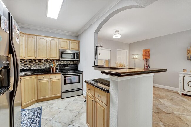 Building Photo - 744 NE 14th Ave