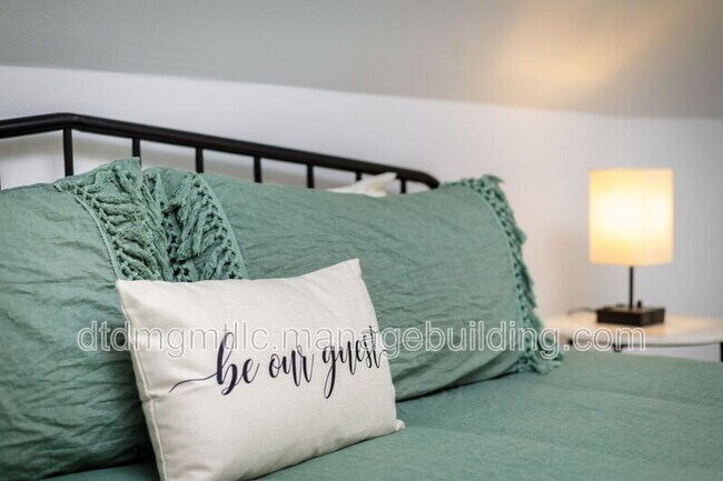 Building Photo - 110 E Craig Pl