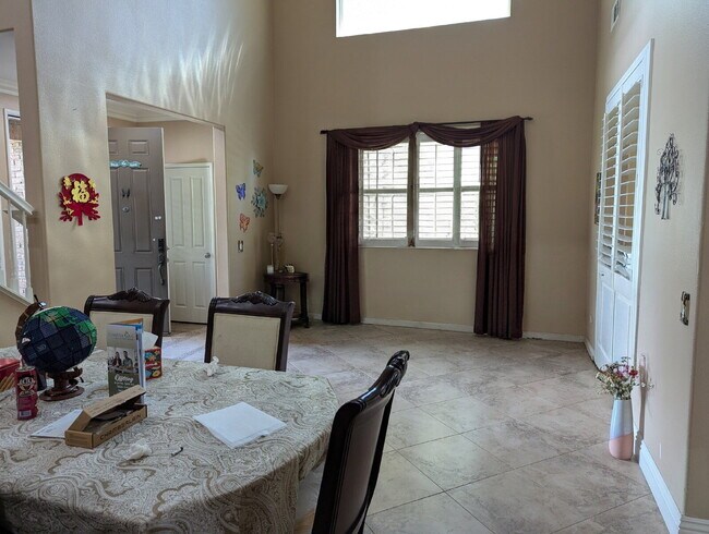 Building Photo - Spacious north Pomona property