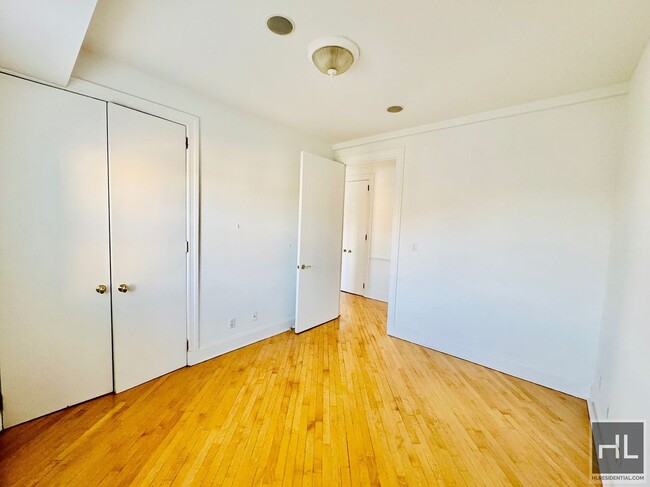 Building Photo - Large 1700sq ft 2 bed 2 bath with large co...